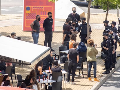 Agentes de policía identifican a varios estudiantes tras los altercados por la visita del rey a Castellón.