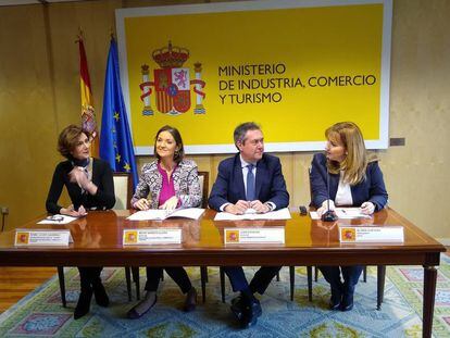 De izquierda a derecha, Isabel Oliver, Reyes Maroto, Juan Espadas y Gloria Guevara, en la presentación de la cumbre del WTTC en Sevilla.