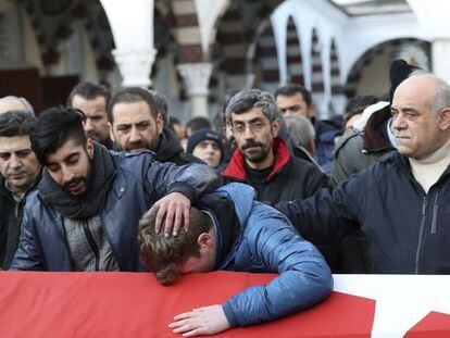 Familiares y amigos lloran sobre el ata&uacute;d de Ayhan Arik, una de las 39 v&iacute;ctimas del ataque al club nocturno Reina, durante su funeral en Estambul (Turqu&iacute;a) hoy 01 de enero de 2017.