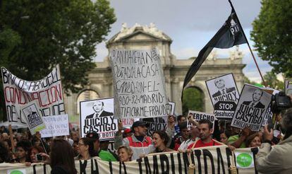 Manifestaci&oacute;n contra los desahucios en la puerta de Alcal&aacute;, en Madrid.