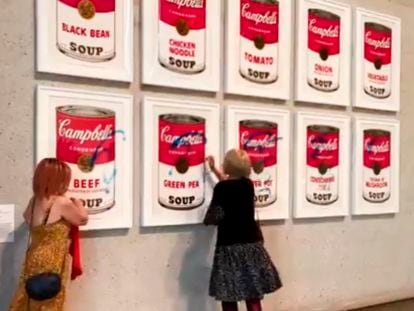 Dos activistas del grupo Stop Fossil Fuel Subsidies atacan la obra de Warhol, expuesta en la Galería Nacional de Canberra, en Australia.