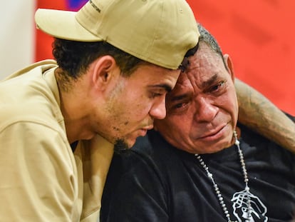 Luis Díaz se reúne con su padre Luis Manuel Díaz, en Barranquilla, el 14 de noviembre de 2023.