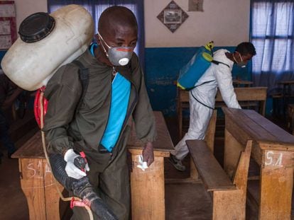 Trabajadores del Ministerio de Salud usan pesticida en una escuela de Andraisoro, Madagascar, para combatir la peste.