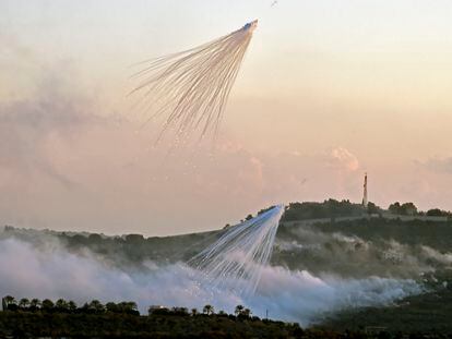 Artillería israelí explota sobre la aldea de Dhayra, cerca de la frontera entre el Líbano e Israel, el 16 de octubre.