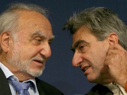 Nicolas Hayek (izquierda), fundador de Swatch, falleci&oacute; en 2010. Aqu&iacute;, junto a su hijo Nick, durante una conferencia en 2007.