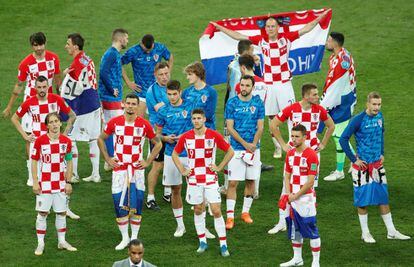 Los jugadores croatas muestran su tristeza tras perder la final ante la selección francesa. 