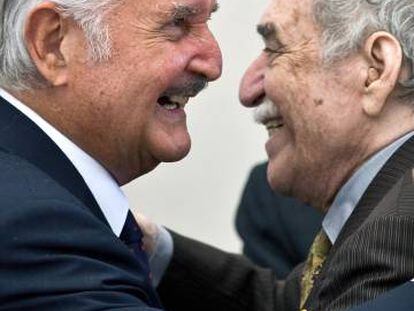 Gabriel García Márquez (derecha) felicita a Carlos Fuentes en su 80º cumpleaños en Ciudad de México (2008).