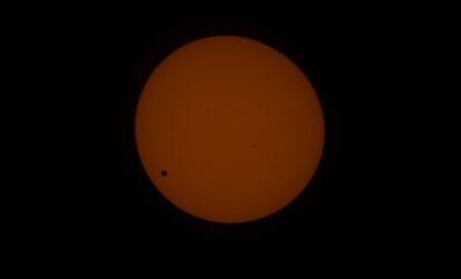 Desde la Tierra, las sombrillas se verían contra el Sol aún más pequeñas que Venus (en la imagen) durante su tránsito ante el astro.