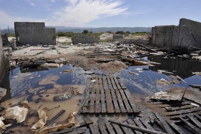 Vertido de bidones de &aacute;cido fluorh&iacute;drico