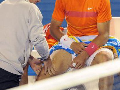 Nadal es tratado en su rodilla durante el Open de Australia de 2010.