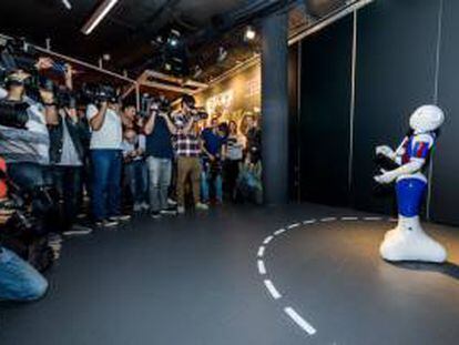 El robot Dream- E da la bienvenida al Espai Barça.