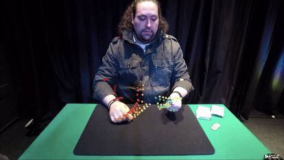 Un experimento con ‘eyetracking’. El mago, con monedas, intenta engañar los espectadores y a la vez un algoritmo.