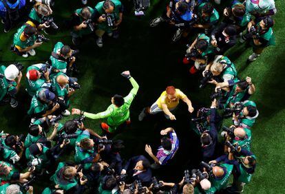 Maya Yoshida y Yuto Nagatomo celebran, rodeados de fotógrafos, el pase a los octavos de final del Mundial de Qatar.