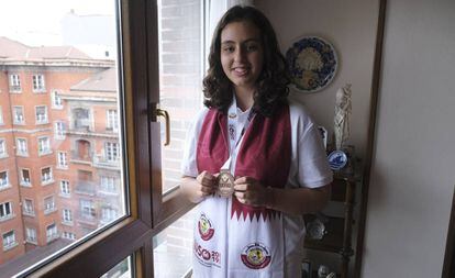 María Lucía Aparicio posa con la medalla ganada en Doha en su casa en Oviedo. 