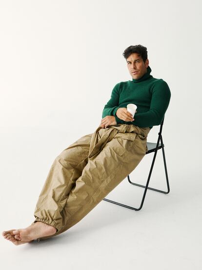 Mario Casas viste Salvatore Ferragamo.