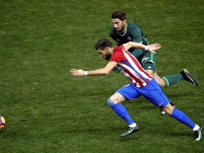 Carrasco trata de zafarse en velocidad del b&eacute;tico Piccini.