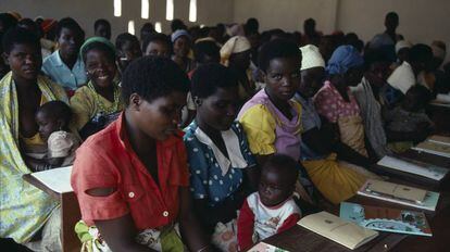 Un grupo de mujeres aprende a leer en un campo de refugiados de Mozambique.