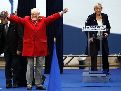 Jean-Marie y Marine Le Pen en su &uacute;ltimo acto del 1 de mayo juntos, en 2015
