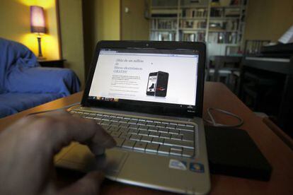 Un usuario descarga contenido cultural pirata 'online'.
