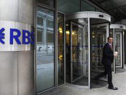 FMA003 LONDRES (REINO UNIDO) 28/02/2013.- Un hombre sale de una sucursal del banco Royal Bank of Scotland (RBS) en Londres (Reino Unido) hoy, jueves 28 de febrero de 2013. RBS tuvo una pérdida neta de 5.971 millones de libras (6.866 millones de euros) en 2012, un aumento de casi un 200 % con respecto a 2011, debido a los costes por la venta indebida de seguros de protección de pagos y las multas por intentar manipular el tipo interbancario Libor. EFE/Facundo Arrizabalaga
