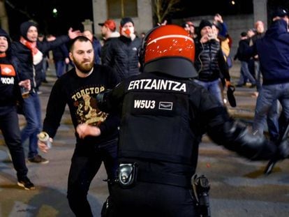 Violentos enfrentamientos entre aficionados del Spartak de Mosc&uacute; y la Ertzaintza.