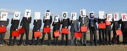 LOS ACTIVISTAS PIDEN QUE NO SE OLVIDEN DE LAS DESIGUALDADES SOCIALES. El grupo internacional Put people first (Pon a la gente en primer lugar) posa en la playa escocesa de West Sands, junto a la cumbre, para pedir a los países más poderosos que buscaran soluciones justas y sostenibles para salir de la recesión.