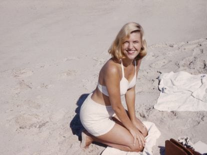 La poeta Sylvia Plath, en la playa de Benidorm en 1955.