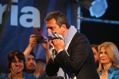 Sergio Massa ha salido pasadas las 11 de la noche a celebrar el triunfo en primera vuelta y a hablar a la militancia que en el centro de campaña lo recibió al grito de "¡Presidente!". Solo sobre el escenario ha agradecido a los 35 millones de argentinos habilitados para votar y festejado la remontada desde primarias. "Sé que muchos de los que nos votaron son los que más están sufriendo. No les voy a fallar", ha asegurado.