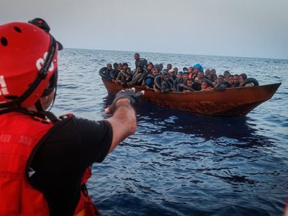 El buque de rescate 'Aita Mari' de la ONG Salvamento Marítimo Humanitario rescata a un grupo de migrantes al suroeste de Lampedusa, este jueves.