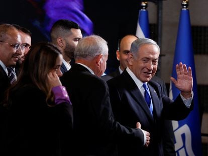 Benjamín Netanyahu saluda a sus seguidores en Jerusalén, tras conocerse los resultados de los sondeos a pie de urna, el martes.