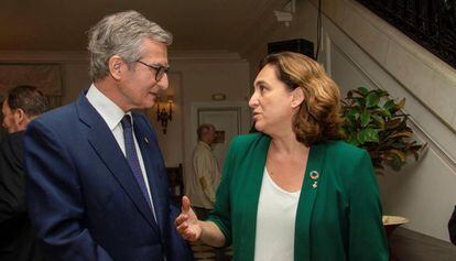 Ada Colau parla amb l'ambaixador d'Espanya a les Nacions Unides, Santiago Cabanas, a Nova York.