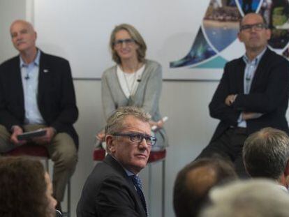 Eugenio Calabuig, presidente de Aguas de Valencia, se gira durante la presentaci&oacute;n del proyecto de Avanqua.