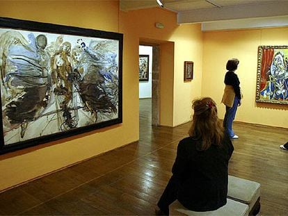 Una sala del Museo de Bellas Artes de Asturias, con <i>Metamorfosis de ángeles en mariposa</i>, de Dalí (izquierda), y <i>Mosquetero</i>..., de Picasso.