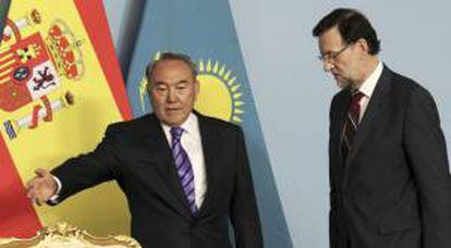 El presidente del Gobierno español, Mariano Rajoy (d), y el presidente de Kazajistán, Nursultan Nazarbayev (d), antes de la rueda de prensa conjunta que ambos mandatarios ofrecieron ayer en el Palacio de la Independencia en Astaná.