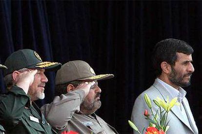 El presidente iraní, Mahmud Ahmadineyad (derecha), junto a jefes militares durante el desfile de ayer en Teherán.