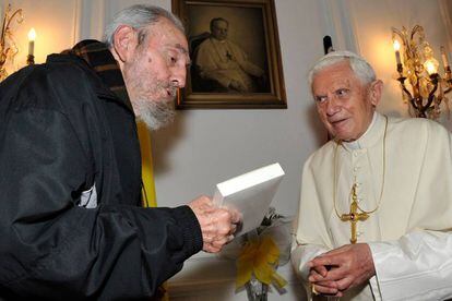 Benedicto XVI charla con Fidel Castro, durante el encuentro en La Habana, en una imagen proporcionada por la web Cubadebate.cu