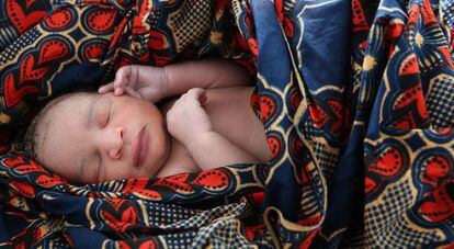 Un recién nacido descansa en la maternidad del hospital de Freetown (Sierra Leona) en plena crisis por el ébola en el país.
