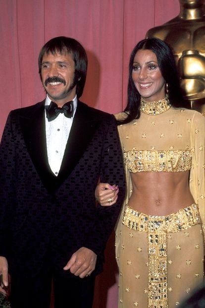 Cher presumió de abdominales en 1973 con un conjunto de aires étnicos firmado por Bob Mackie. Con su marido, Sonny Bono.