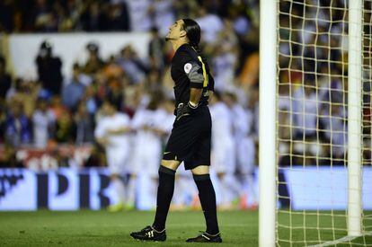 Pinto se lamenta tras encajar el gol de Di María.