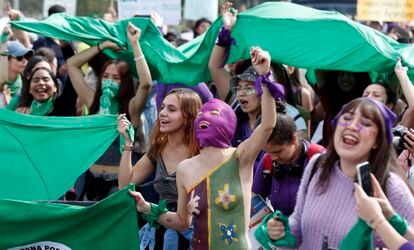 Mujeres protestan en el Día Internacional de la Mujer, este domingo en Bogotá.