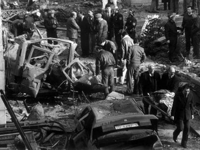 Lugar del atentado de ETA contra una furgoneta del Ej&eacute;rcito en la plaza de la Cruz Verde (Madrid) en 1992. Hubo cinco fallecidos.