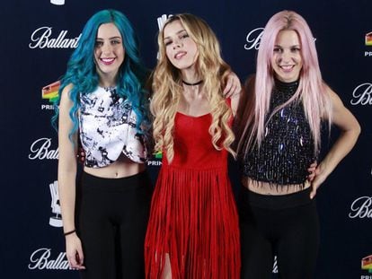 Las integrantes de Sweet California, Alba Reig (d), Roc&iacute;o Cabrera (c), Sonia G&oacute;mez Gonz&aacute;lez (i), en la &uacute;ltima gala los Premios 40 Principales. 