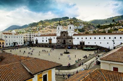 Construido en la falda del volcán Pichincha, Quito muestra orgulloso su pasado colonial, que se muestra en un centro histórico con calles repletas de iglesias, monasterios, mansiones y todo tipo de monumentos. Destacan la majestuosidad de la plaza de la Independencia –o plaza Grande-, donde se ubican varios palacios y la catedral, así como la belleza sobria de la plaza de San Francisco (en la imagen), presidida por la imponente iglesia del mismo nombre.