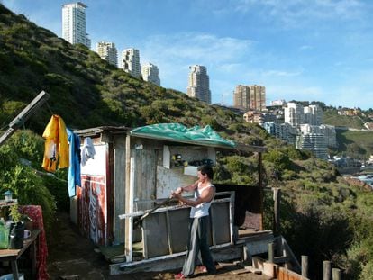 El chileno Marco Henrique, de 40 años, parchea la choza donde vive desde hace 15 años, en una colina de Viña del Mar.
