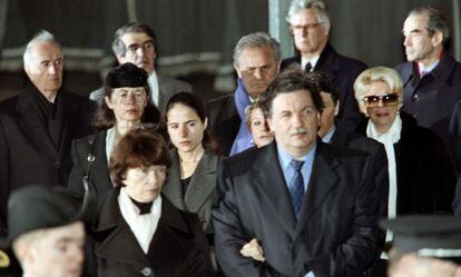 En el entierro de Mitterand, en 1996, coincidieron su esposa Danielle con Anne Pingeot.