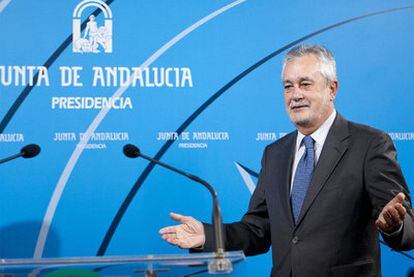 El presidente andaluz, José Antonio Griñán, en su declaración institucional.