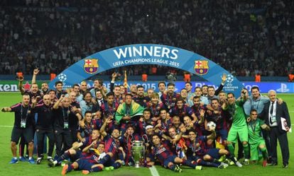 Los jugadores del Barcelona celebran la victoria en el Estadio Ol&iacute;mpico de Berl&iacute;n.