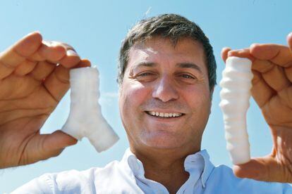 El cirujano Paolo Macchiarini muestra en 2011 las tr&aacute;queas de pl&aacute;stico que usaba en sus trasplantes