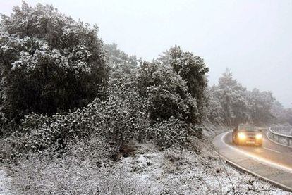 Imagen de las carreteras de acceso a Vilanova de Prades (Tarragona) después de la suave nevada de este jueves