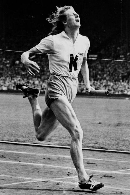 Fanny Blankers-Koen está considerada la mejor atleta del siglo XX. Con 30 años y dos hijos ganó cuatro medallas en Londres 1948. Antes de que la holandesa pisase la pista de atletismo del campeonato, las mujeres que competían en esta disciplina no estaban lo suficientemente valoradas.